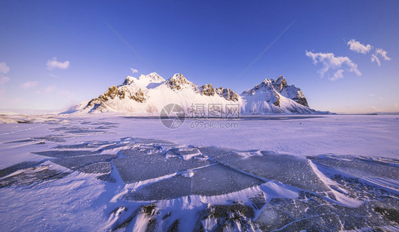 斯托克恩角的维特拉霍山前面有冰美丽的冬季清晨风景冰岛游客冬天探索图片