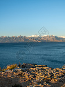 城市在阳光明媚的冬季日有海和雪山的安塔利亚全景风夏天范围图片