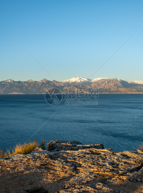城市在阳光明媚的冬季日有海和雪山的安塔利亚全景风夏天范围图片