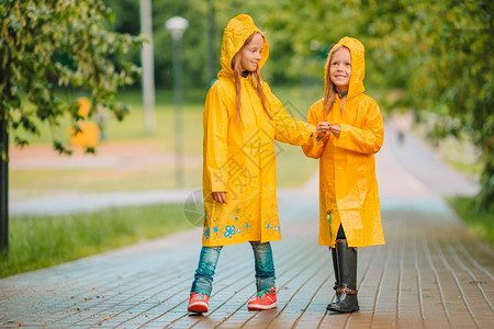 穿着雨衣外套的孩子们图片