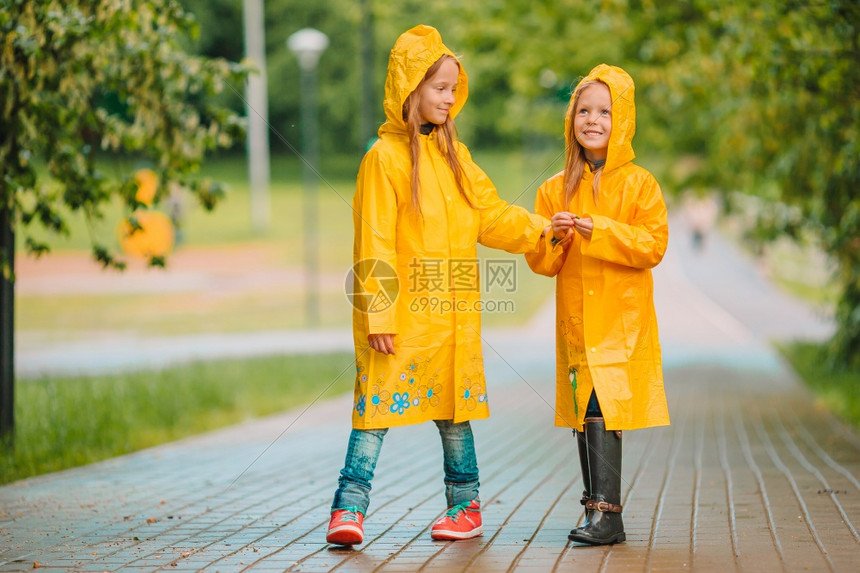 穿着雨衣外套的孩子们图片