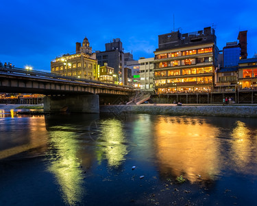 河晚上间KamoRiver和ShijoDori桥日本京都水图片