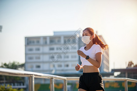 户外跑步戴着口罩的年轻女子图片