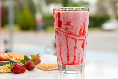 玻璃草莓冰沙或奶昔早餐和零食的健康品果汁糖图片