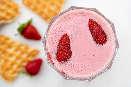 酒水果或者草莓冰沙奶昔早餐和零食的健康品图片