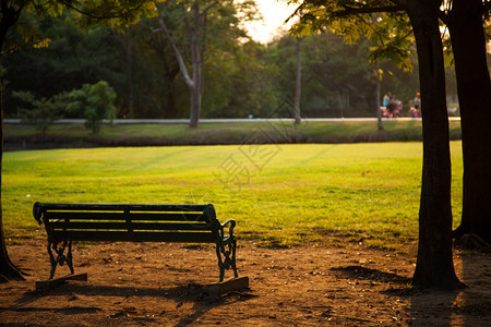 秋季公园里的长椅图片