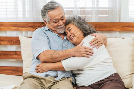 长老屋亚洲夫妇祖父母拥抱或在一起家里充满幸福的感觉浪漫和情人节或结婚纪念日长寿和老年人社会温暖的家庭和幸福概念的爱人温暖家庭和幸图片