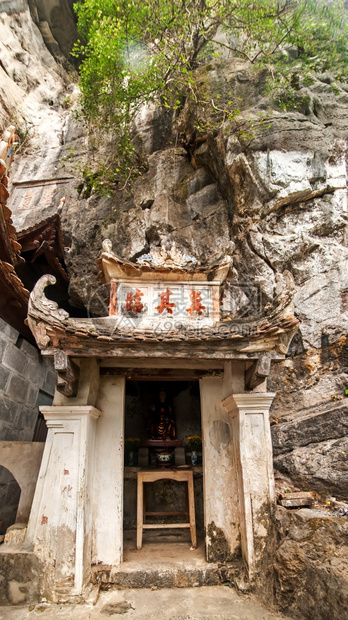 古老的佛教寺庙洞穴越南旅行目的地BichDongNinhBinh屋顶比奇修道院图片