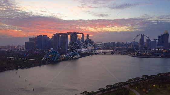 天空SINGAPORE新加坡2型空中无人驾驶飞机对新加坡商业区和城市MarinaBay的空中巡视于20年月日位于新加坡中部地区建图片