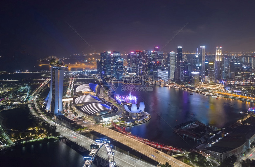 黎明SINGAPORE新加坡2型空中无人驾驶飞机对新加坡商业区和城市MarinaBay的空中巡视于20年月日位于新加坡中部地区博图片
