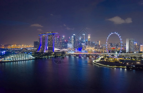 SINGAPORE新加坡2型空中无人驾驶飞机对新加坡商业区和城市MarinaBay的空中巡视于20年月日位于新加坡中部地区圆顶著图片