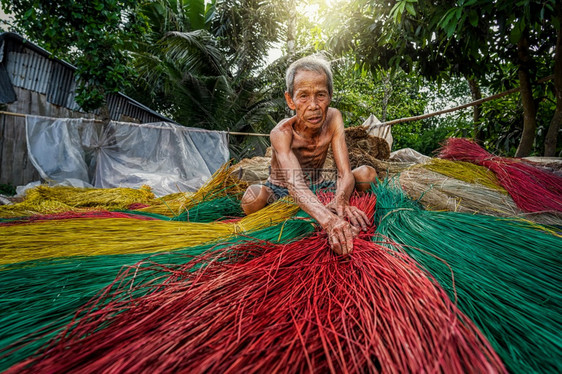 手工制作的越南老匠在古的传统村落制作维特南垫子日元顿达普维特南传统艺术家概念黄色的户外图片
