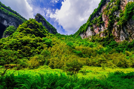 洞穴长水峡谷Difeng的WulongKarst石灰岩层这是武龙家世界自然遗产的重要组成部分闪电武隆图片