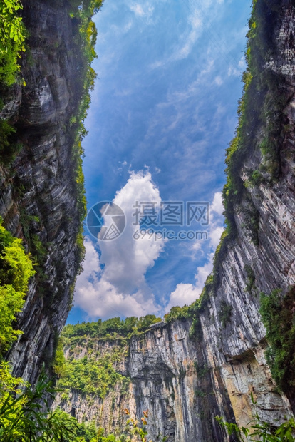 访客长水峡谷Difeng的WulongKarst石灰岩层这是武龙家世界自然遗产的重要组成部分生态的华丽图片