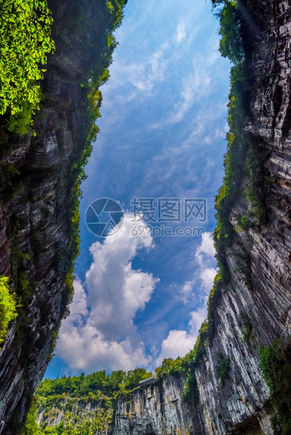 陡长水峡谷Difeng的WulongKarst石灰岩层这是武龙家世界自然遗产的重要组成部分武隆灯光图片