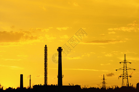 工业的线条日落时景色的城市风热电站和线塔管道的周光与黄色天空对抗具有复制空间的工业背景有选择的重点质地图片