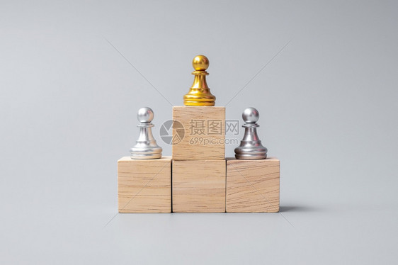 战略金象棋的子或领头商人胜利导力商业成功团队招募和精神概念金的不同之处图片