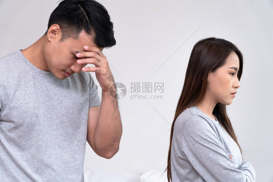 被冒犯了彼此站在一起的不快乐亚洲夫妇和女避免交谈或争吵愤怒的原因争吵关系问题以及误解或分歧家庭问题概念c与男子不同d与男子不同常图片