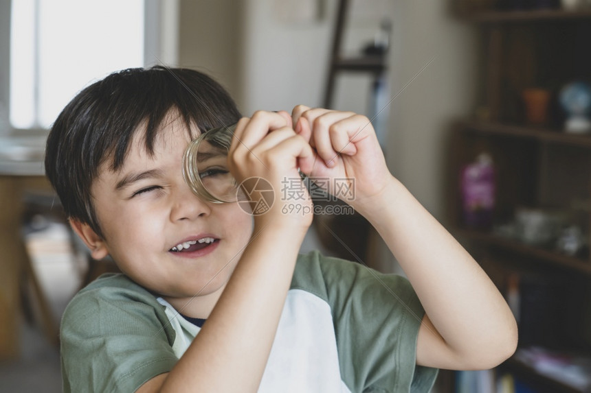 快乐的小孩透过玻璃罐寻找自己的实验孩子在家玩DY具得开心在家里玩耍和环境探索概念笑声孩子们勘探积极的图片