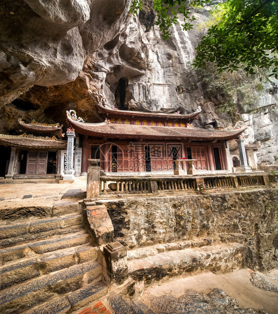 宗教建筑学山古老的佛教寺庙洞穴越南旅行目的地BichDongNinhBinh图片