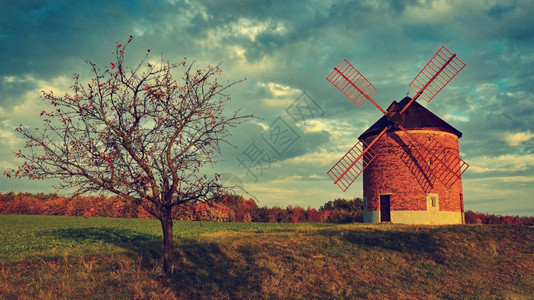 小时秋天美丽的旧风车秋天时的美丽风车在日落黄金时间Chvalkovice与建筑相配的Landscape照片捷克欧洲荷兰遗产图片