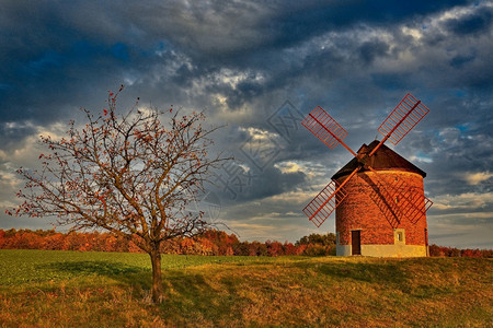 旅行反射自然秋天美丽的旧风车秋天时的美丽风车在日落黄金时间Chvalkovice与建筑相配的Landscape照片捷克欧洲图片