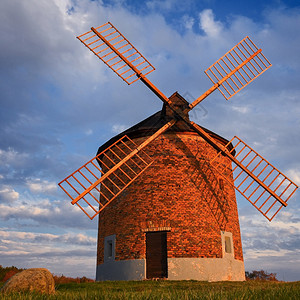 地标环境自然秋天美丽的旧风车秋天时的美丽风车在日落黄金时间Chvalkovice与建筑相配的Landscape照片捷克欧洲图片