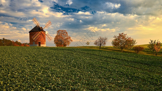 秋天美丽的旧风车秋天时的美丽风车在日落黄金时间Chvalkovice与建筑相配的Landscape照片捷克欧洲风景优美旅行切瓦尔图片