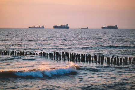 国际集装箱货船在黄昏的海面上物流和运输货航等国际集装箱货船的物流和运输海岸天空黎明图片