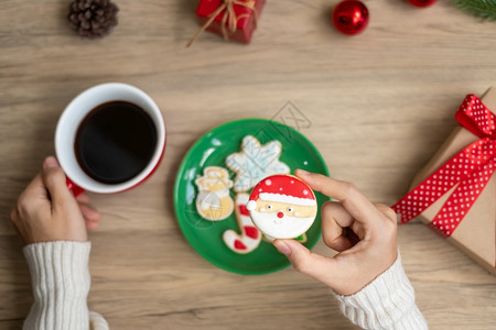 甜的可爱圣诞快乐女人手握着咖啡杯和自制饼干在餐桌Xmas晚宴派对节假日和新年快乐的概念活图片