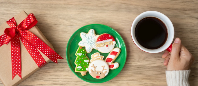 天驯鹿雪圣诞快乐女人手握着咖啡杯和自制饼干在餐桌Xmas晚宴派对节假日和新年快乐的概念图片
