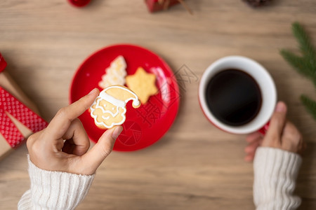 喜庆的克劳斯驯鹿圣诞快乐女人手握着咖啡杯和自制饼干在餐桌Xmas晚宴派对节假日和新年快乐的概念图片