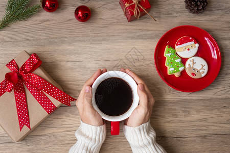 圣诞快乐女人手握着咖啡杯和自制饼干在餐桌Xmas晚宴派对节假日和新年快乐的概念雪前夕温暖的图片
