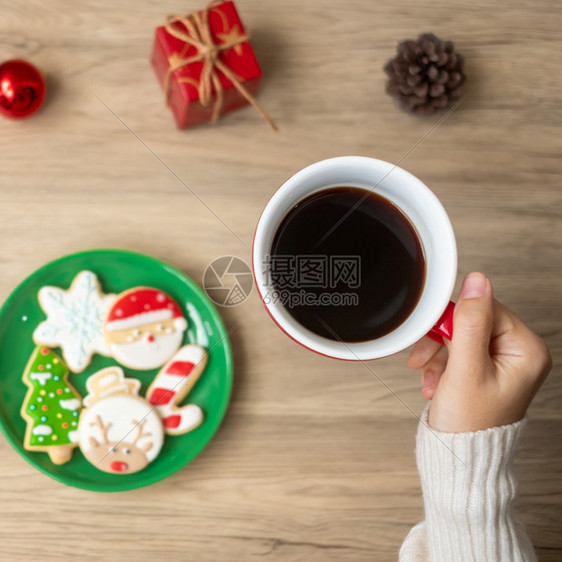 白色的甜圣诞快乐女人手握着咖啡杯和自制饼干在餐桌Xmas晚宴派对节假日和新年快乐的概念饮料图片