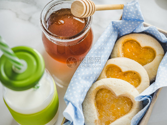 最佳巧克力甜点新鲜的香味手工做饼干牛奶杯和一罐蜂蜜近身最美景味和健康饮食概念新鲜饼干一杯牛奶和罐子图片