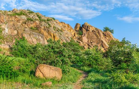 乌克兰Migiya村附近的南虫河岩石岸阳光明媚的夏天日乌克兰Migiya自然的美景观最佳银行图片
