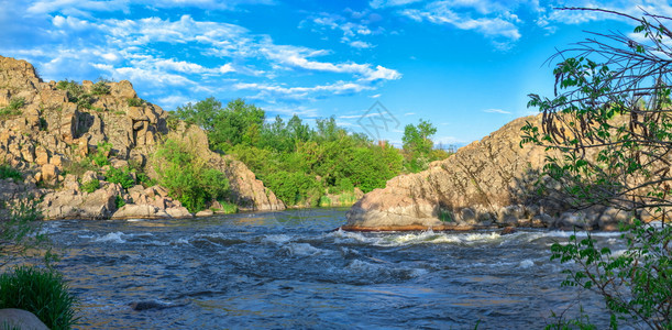 公园地标乌克兰Migiya村附近的南虫河岩石岸阳光明媚的夏天日乌克兰Migiya自然的美景生态图片