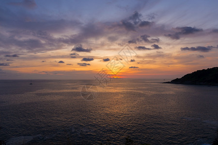 户外山在泰国普吉角PhuketCapeThailand日落或黄昏时有云的多彩戏剧天空黑暗的图片