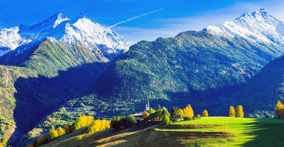 谷徒步旅行场地与绿田和雪山一起在意大利北部的ValleDaosta风景图片