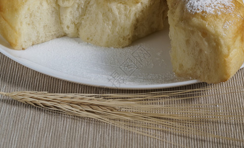 对待传统的糖饭桌上有自制烘烤小麦的活儿在桌子上喷出图片