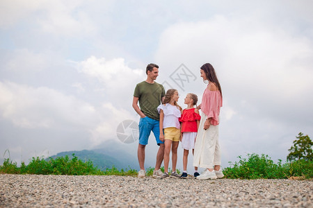 山中美丽的幸福家庭大自然令人惊叹雾中山美丽的幸福家庭聚胺云远足图片