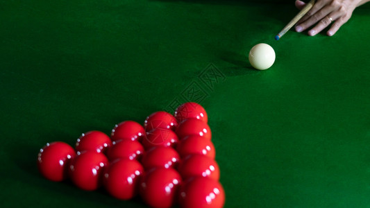丰富多彩的游戏斯诺克台球或开局员准备好击运动员在酒吧的绿桌上踢球红色的活动图片