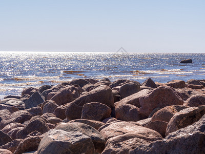 海湾岸上一座湖边的Granite石块的岸边支撑天堂岩石图片