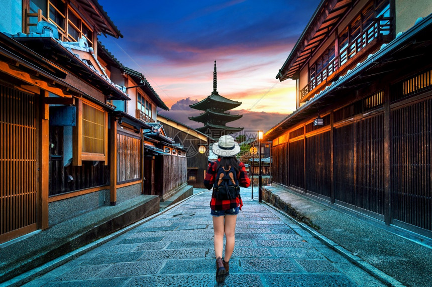 三嫩和服优质的在日本京都yasakapagoda和sannenzaka街行走的背包女旅行者高清图片下载 正版图片 摄图网
