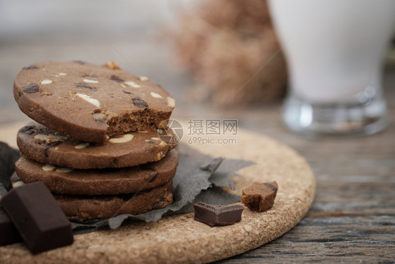 吃养分巧克力芯片饼干和木制桌上的一杯牛奶有抄写空间可选择AF点复制图片