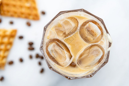 卡布奇诺高的一杯加焦糖浆的冰拿铁咖啡食物图片