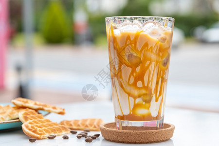 杯子一高加焦糖浆的冰拿铁咖啡摩卡饮料背景图片