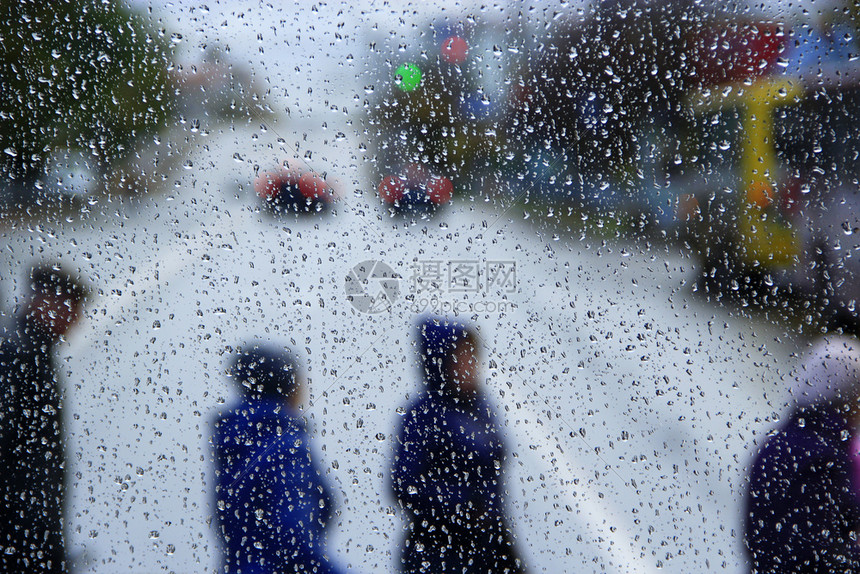 散景城市生活背下的窗外雨时滴在玻璃上的水下雨时路人经过街道下雨时窗玻璃外的水滴城市下雨时玻璃上滴水层出不穷图片