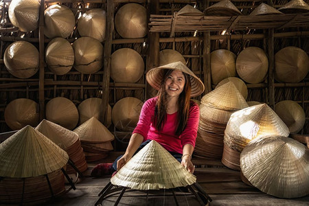 制造在越南霍希明市ApThoiPhuoc村古老传统房屋中亚洲旅行女手工艺匠在传统术家概念中制作传统维特南帽女锥图片