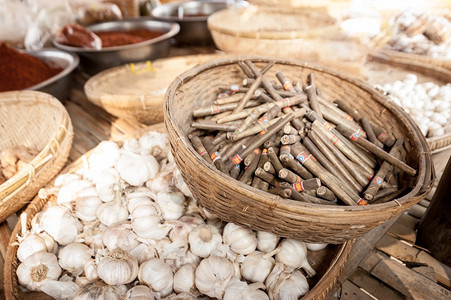 生产满意古巴传统缅甸手在Bagan市场卖雪茄和辣大蒜在缅甸Bagan市场销售图片